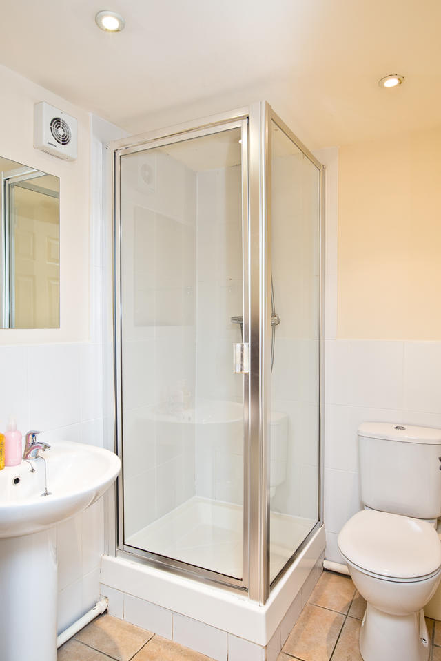 Cruck'd Barn - En suite to Bedroom two Cruck'd Barn - En suite to Bedroom two