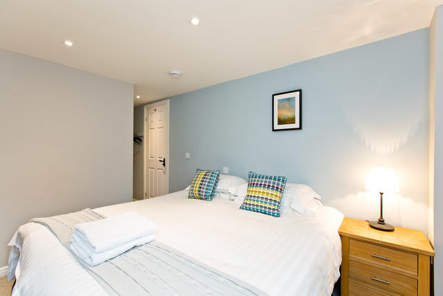 Cruck'd Barn - Bedroom 1 with en suite