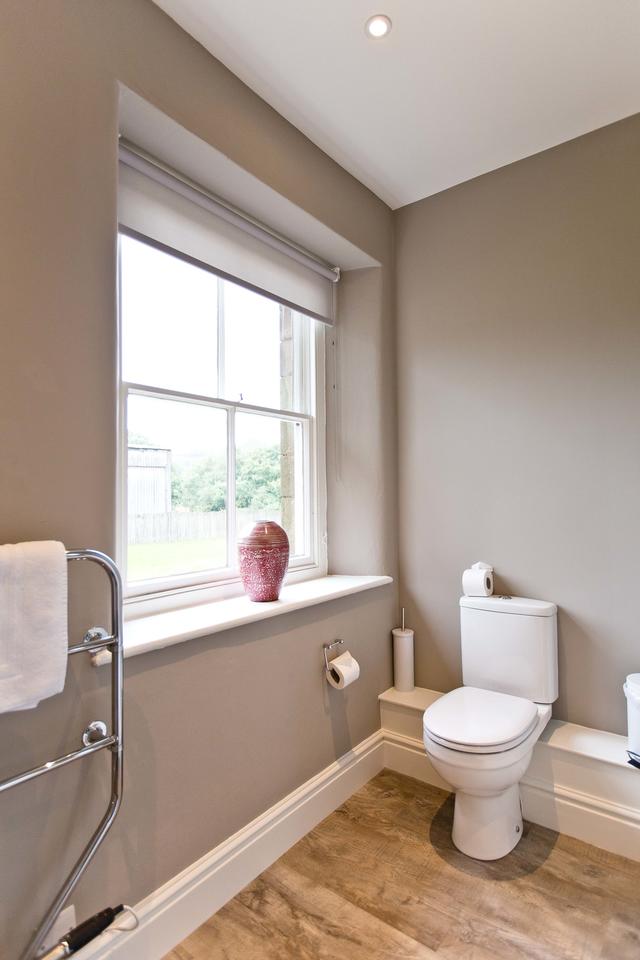 Shared family bathroom for bedrooms 4 and 5 in Manifold Farmhouse