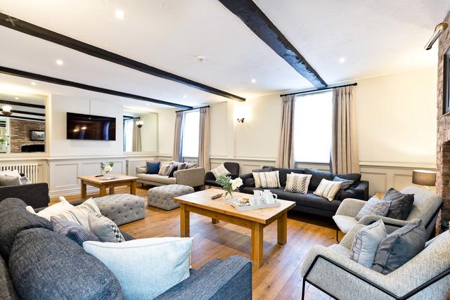 Spacious Lounge Spacious Lounge