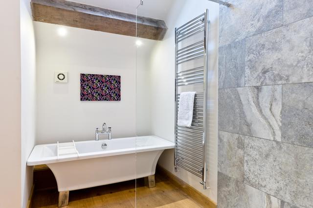 Bath available in the bedroom 2 en suite Bath available in the bedroom 2 en suite